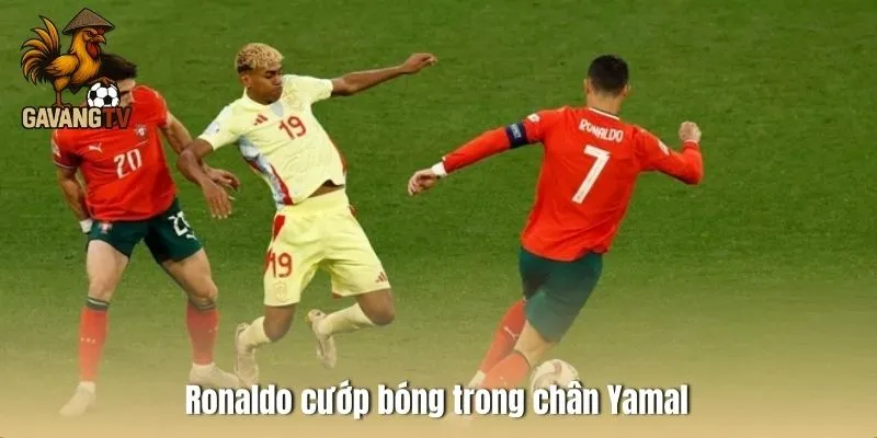 Ronaldo cướp bóng trong chân Yamal